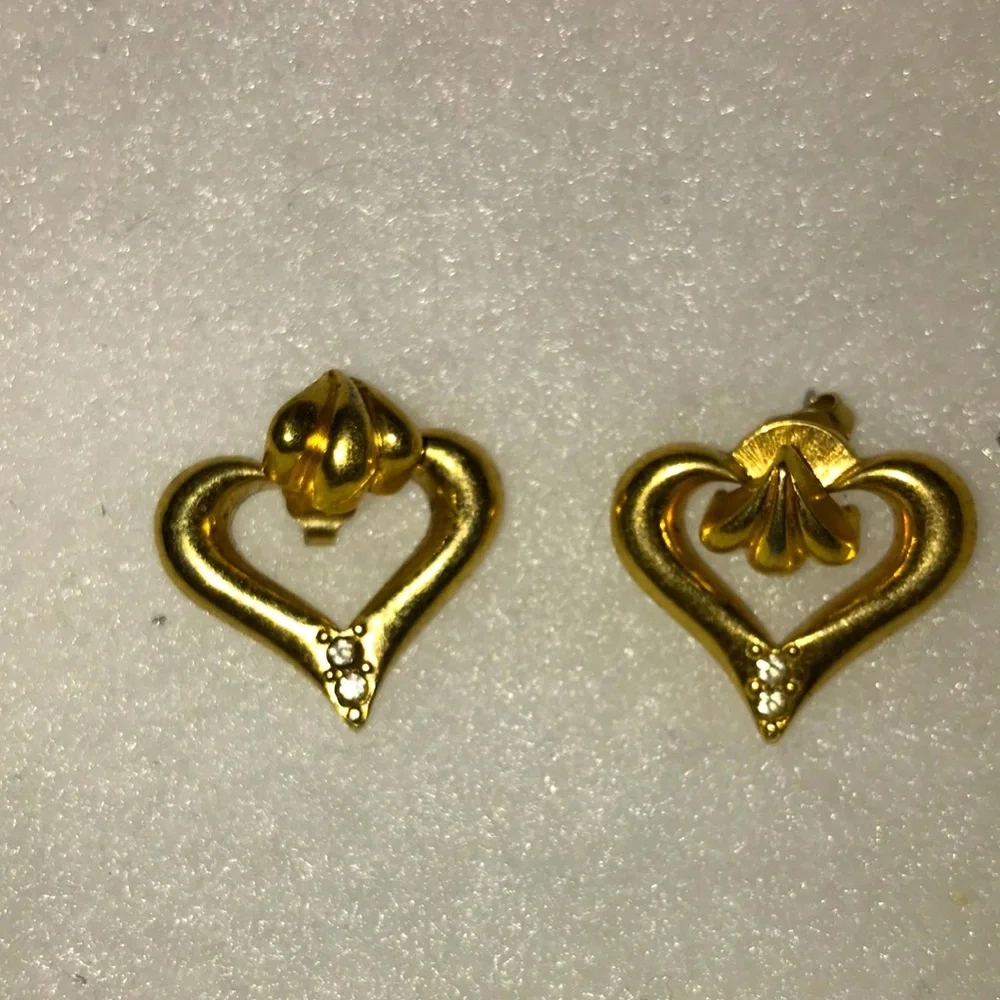 Vintage Avon Beautiful Gold tone Hearts decorated with Rhinestones Post Earrings - Picture 1 of 3